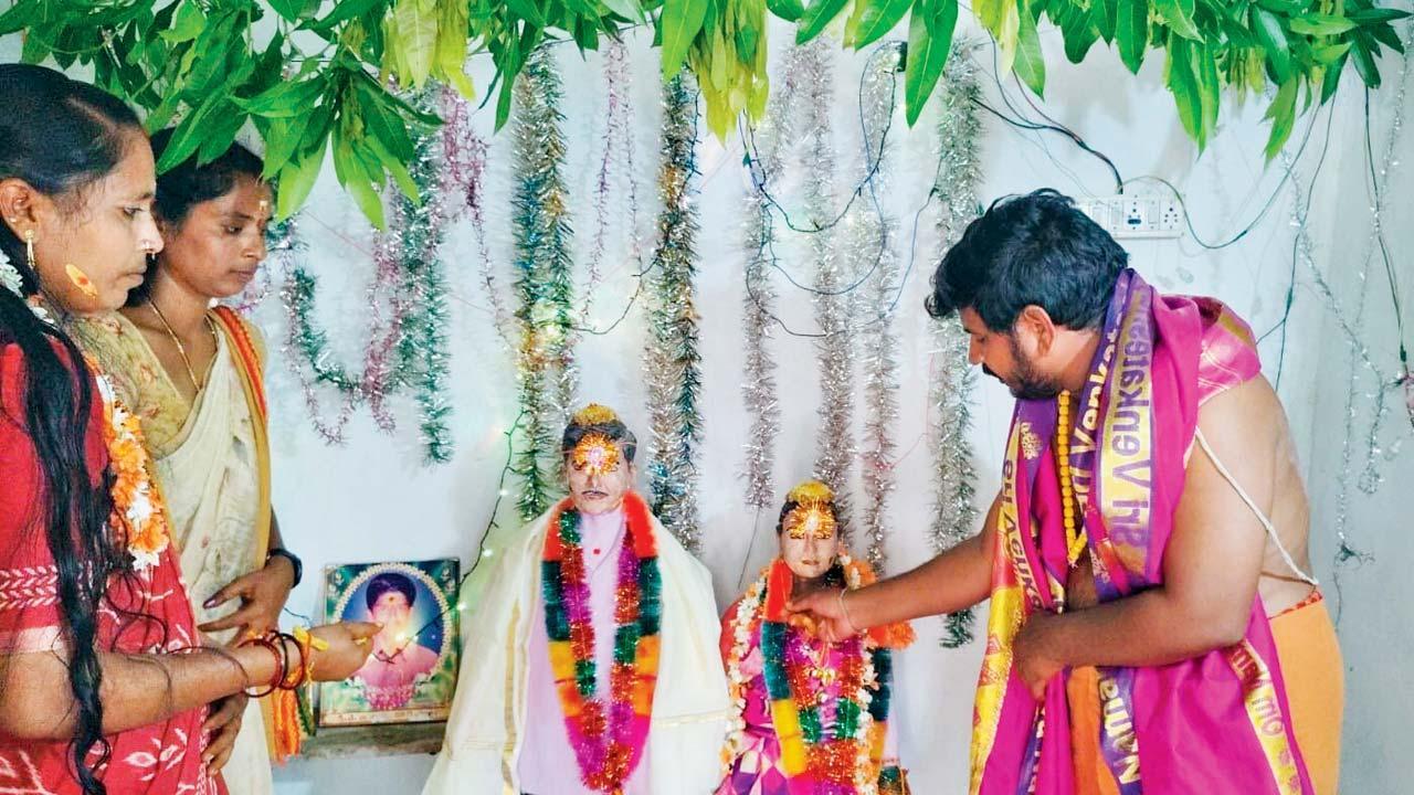 દીકરા અને તેની પ્રેમિકાની એક મૂર્તિ બનાવીને નાનું મંદિર જેવું બનાવ્યું છે