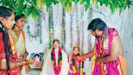 દીકરા અને તેની પ્રેમિકાની એક મૂર્તિ બનાવીને નાનું મંદિર જેવું બનાવ્યું છે