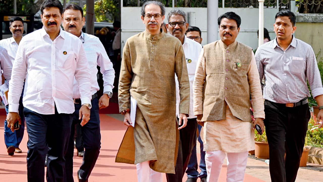 ગઈ કાલે વિધાનભવનમાં આવતા ઉદ્ધવ ઠાકરે.