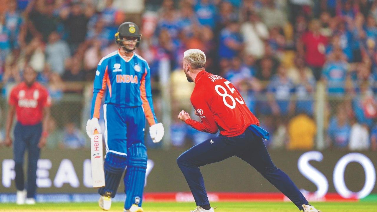 ભારતીય ઓપનર અભિષેક શર્માને મામૂલી સ્કોર પર કૅચ આઉટ કરાવીને ઉજવણી કરતો ઈંગ્લૅન્ડનો સ્પિન ઑલરાઉન્ડર વિલ જૅક્સ