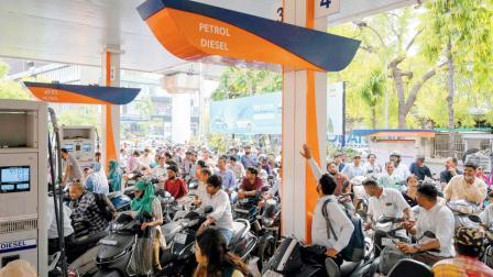 અમદાવાદના પેટ્રોલ પમ્પ પર વાહનચાલકોની લાઇન લાગી હતી.  