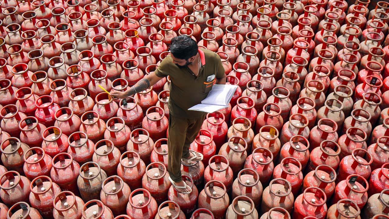   એક ધડાકો... કમ્પ્રેસ્ડ કરીને ભરવામાં આવેલો LPG લઈને આવતી શિપ પર જો અટૅક થાય તો એ બ્લાસ્ટનો અવાજ ૧૦૦ કિલોમીટરના રેડિયસમાં સંભળાય એવો તીવ્ર હોય છે.