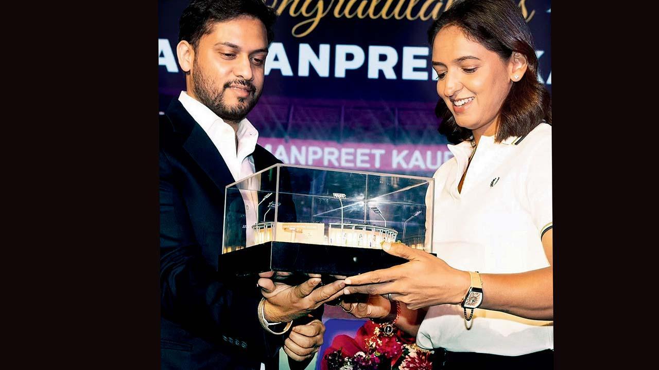 દિલ્હીના આગામી સ્ટેડિયમનું મૉડલ હરમનપ્રીત કૌરને ગિફ્ટમાં મળ્યું.