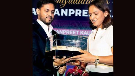 દિલ્હીના આગામી સ્ટેડિયમનું મૉડલ હરમનપ્રીત કૌરને ગિફ્ટમાં મળ્યું.