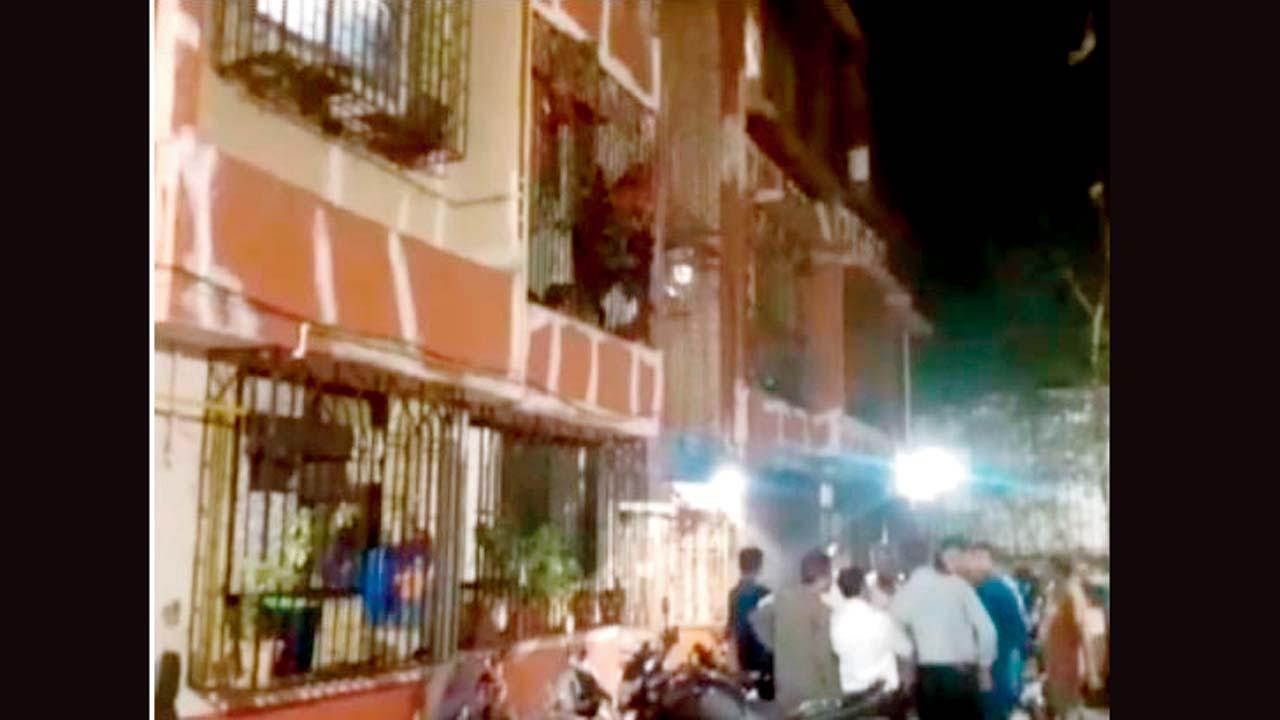 મીરા રોડના ચંદ્રેશ ઍકૉર્ડ બિલ્ડિંગમાં હત્યા કર્યા બાદ આરોપી નાસી ગયો હતો. પોલીસે ત્યાર બાદ તપાસ ચાલુ કરી હતી.  