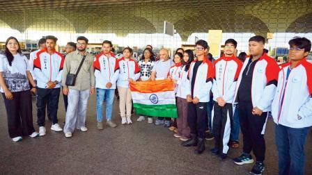 ઉત્સાહથી યુરોપિયન યુથ ચૅમ્પિયનશિપમાં ભાગ લેવા આવેલા ૧૩થી ૨૦ વર્ષના યુવા ખેલાડીઓ મુંબઈ ઍરપોર્ટ પર ભારતના ધ્વજ સાથે.