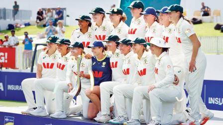 મ​લ્ટિ-ફૉર્મેટ સિરીઝની ટ્રોફી સાથે ઍલિસા હીલી અન્ય ઑસ્ટ્રેલિયન મહિલા પ્લેયર્સ