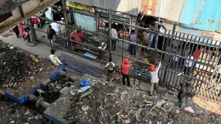 બાંદ્રામાં રેલવે ટ્રેક પર સાફ-સફાઇ કરવામાં આવી- જુઓ ફોટોઝ