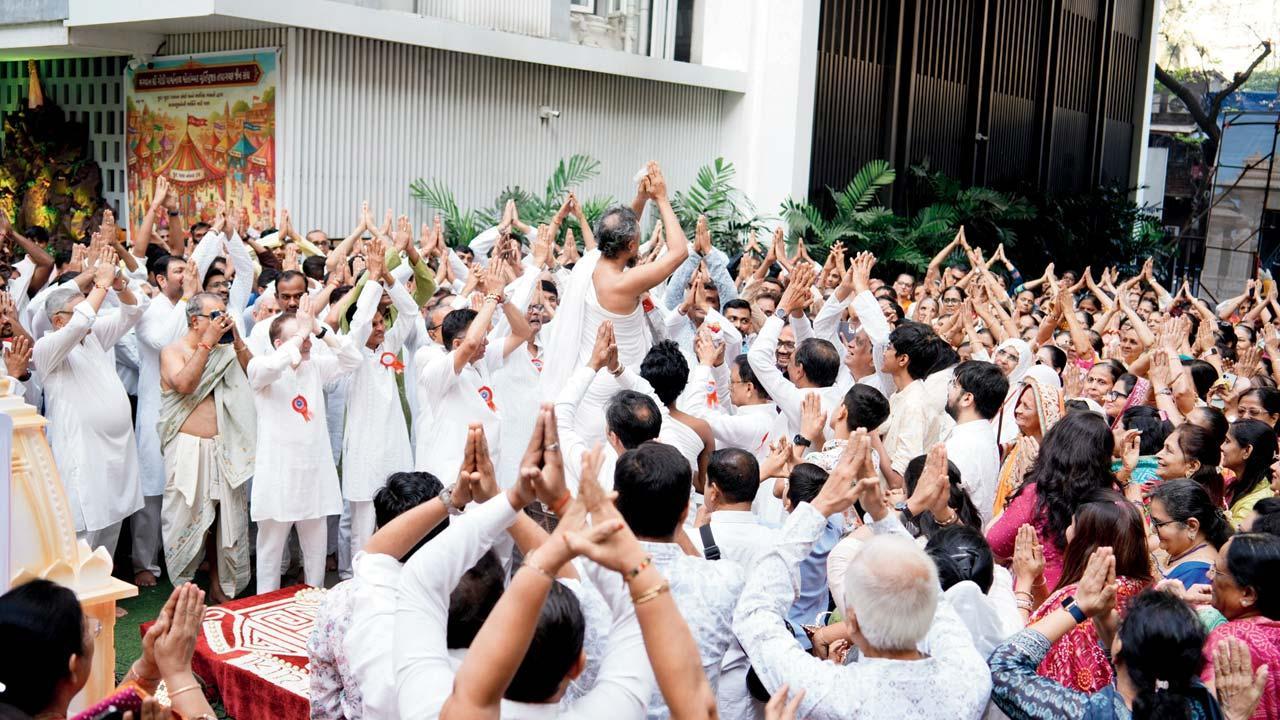 છ ગાઉની યાત્રા દરમ્યાન પૂજ્ય મુનિરાજ શ્રી રમ્યબોધિવિજયજી મહારાજસાહેબ સાથે હર્ષોલ્લાસ અને ઉમંગ સાથે શત્રુંજય તીર્થના આદીશ્વરદાદાની ભક્તિ કરી રહેલા ભાવિકો.