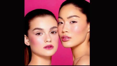 ૮૦ના દાયકાના બ્લશ ડ્રેપિંગ મેકઅપ ટ્રેન્ડનું કમબૅક