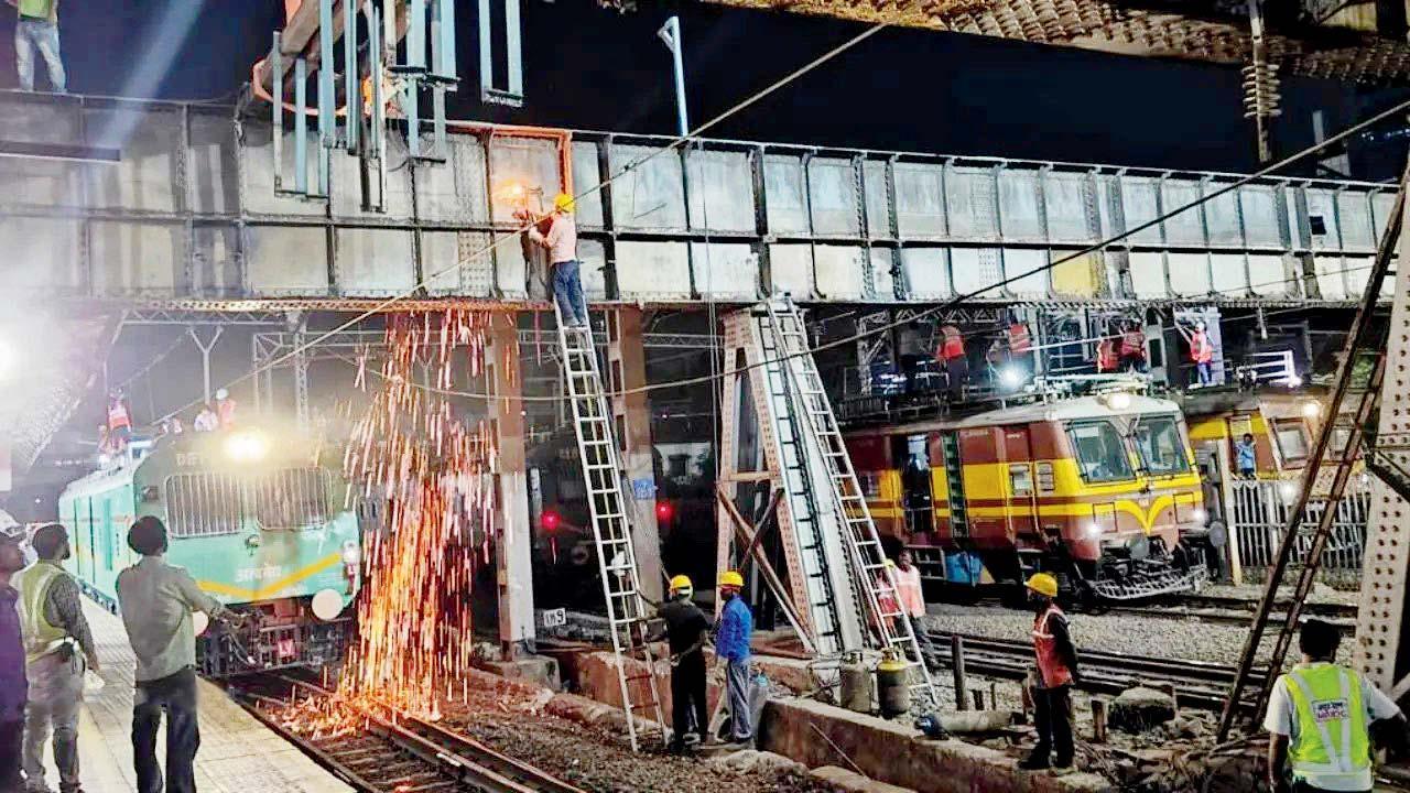 આખી રાત કામગીરી કરીને બે ગર્ડર ડી-લૉન્ચ કરવામાં આવ્યા.