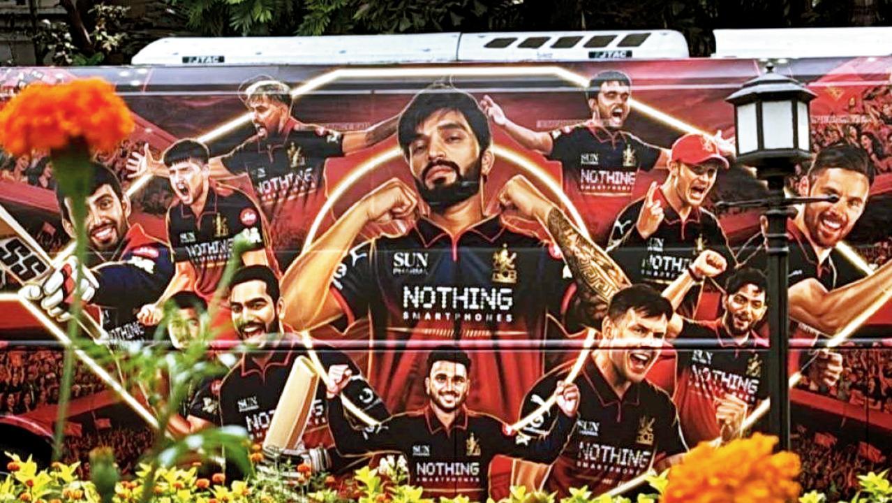 બૅન્ગલોરની ટીમ-બસ પર વિરાટ કોહલી, રજત પાટીદાર સહિતના પ્લેયર્સનાં ગ્રાફિક્સ.