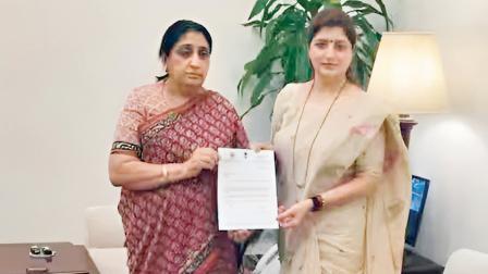 સુનેત્રા પવારને રાજીનામું સોંપતાં રૂપાલી ચાકણકર