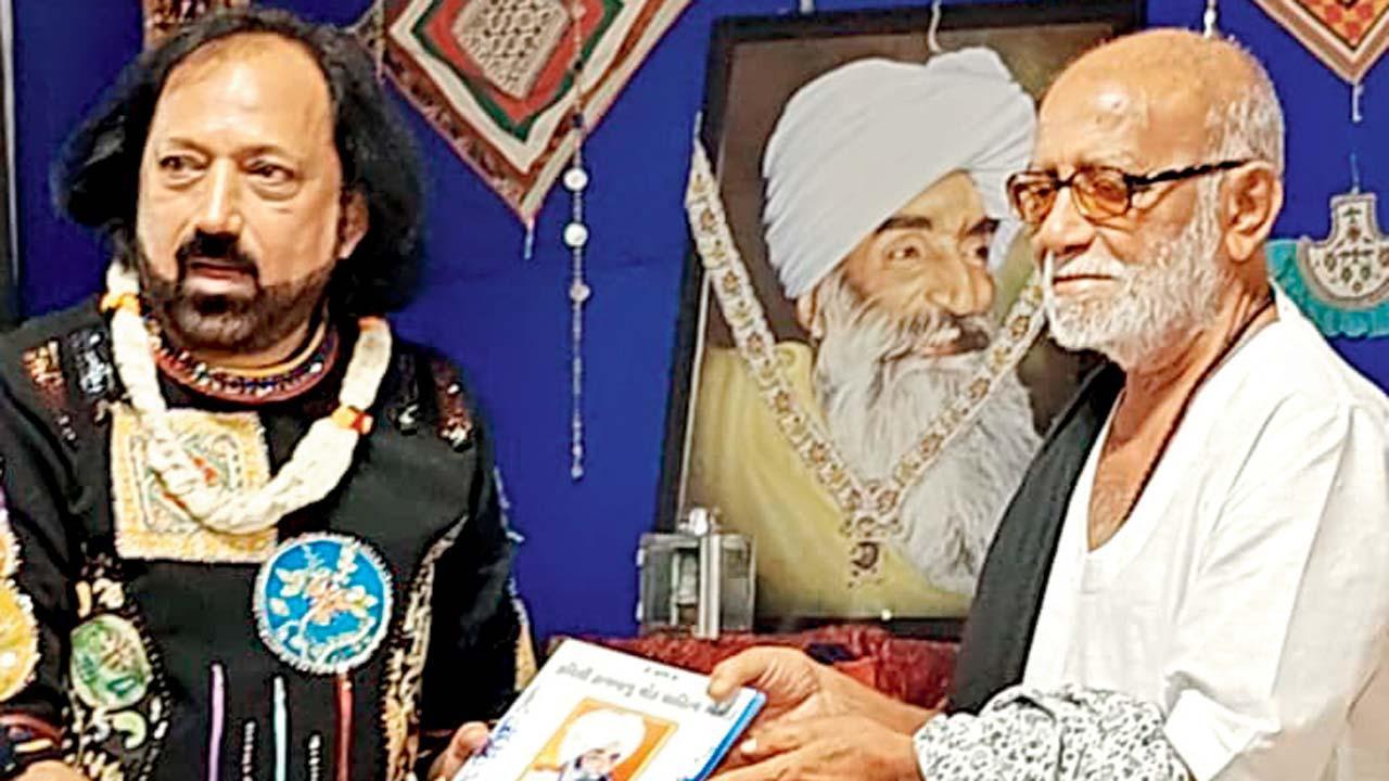 ચેતનભાઈ ઍવોર્ડ લેતી વેળાએ