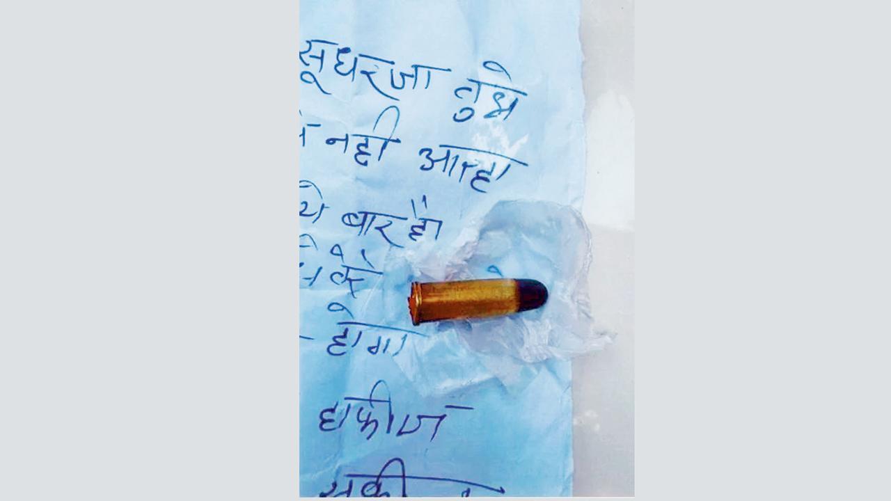 ગુજરાતી બિલ્ડરની કાર પર મૂકવામાં આવેલી ચિઠ્ઠી અને જીવંત કારતૂસ