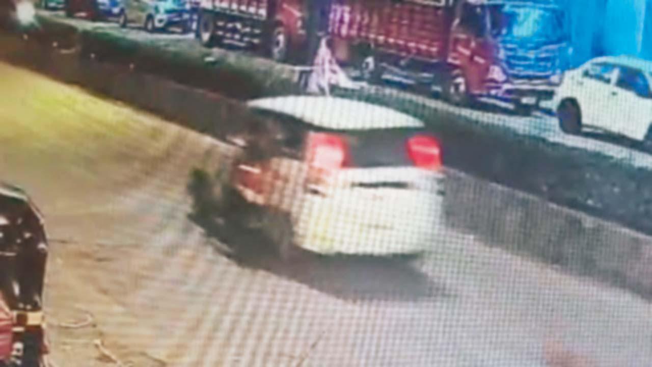 વૅગનઆર કાર સાથે ઘસડાઈ રહેલો પાનની દુકાનનો માલિક.