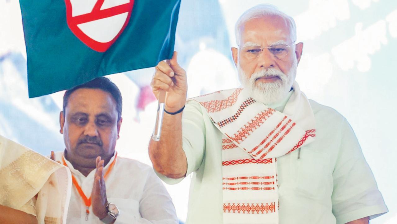 નવી દિલ્હીમાં ભારતની પહેલી ‘રિંગ મેટ્રો’ને લીલી ઝંડી આપતા વડા પ્રધાન નરેન્દ્ર મોદી.