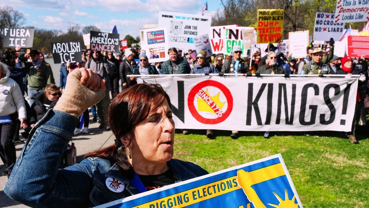 પ્રેસિડન્ટ ડોનલ્ડ ટ્રમ્પ અને તેમના પ્રશાસનની નીતિઓ વિરુદ્ધ અમેરિકામાં ગઈ કાલે ‘નો કિંગ્સ’ વિરોધ-પ્રદર્શનો યોજાયાં હતાં