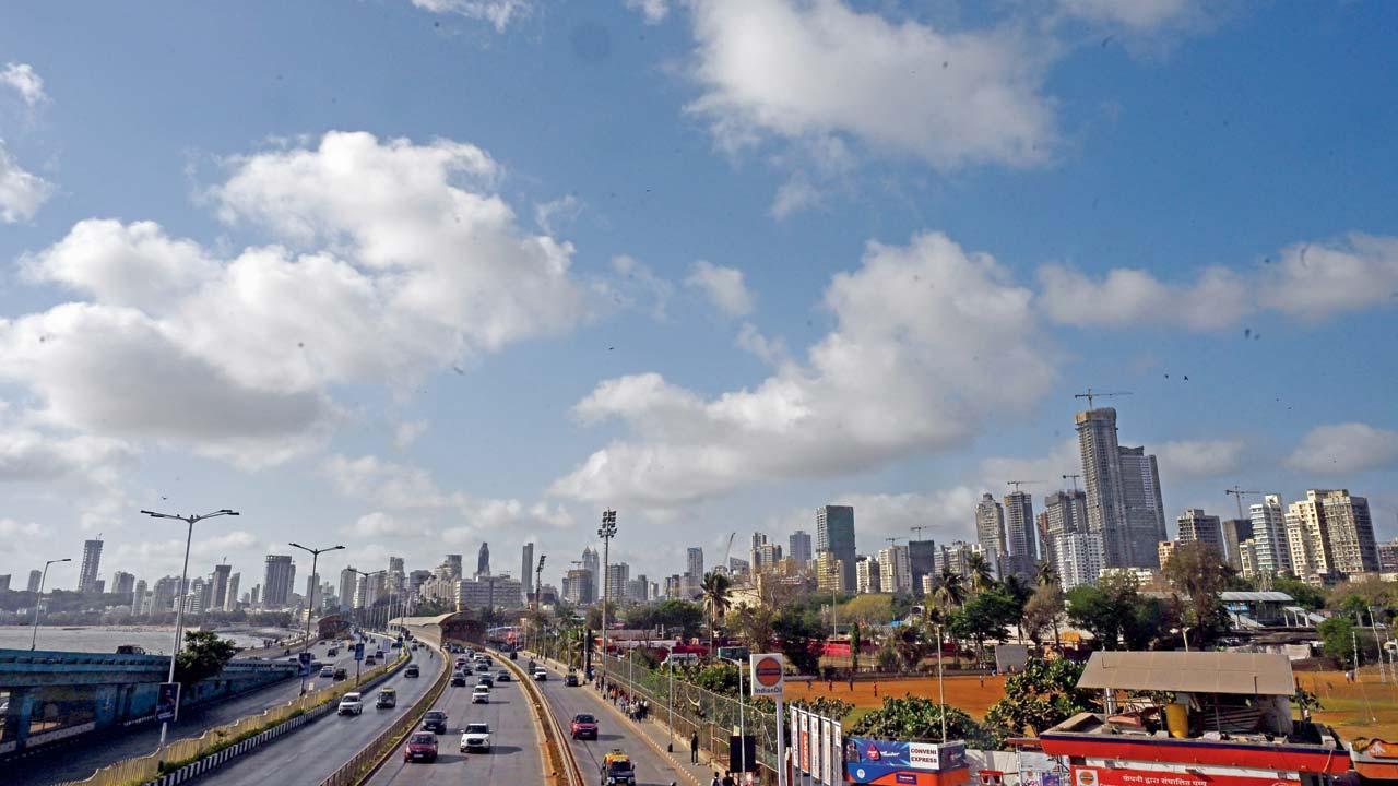 તડકામાં રાહત આપતાં વાદળો સાથે મુંબઈમાં ભેજ વધ્યો હતો. તસવીર:  આશિષ રાજે
