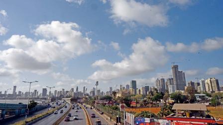 તડકામાં રાહત આપતાં વાદળો સાથે મુંબઈમાં ભેજ વધ્યો હતો. તસવીર:  આશિષ રાજે