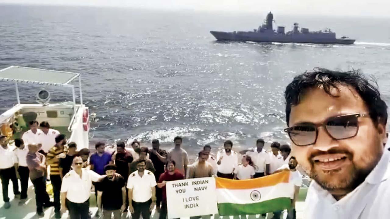 LPG ટેન્કર હોર્મુઝ સ્ટ્રેટમાંથી પસાર થઈ રહ્યા હતા એ વખતે જહાજ પર વંદે માતરમના નારા લગાવી રહેલા નાવિકો.