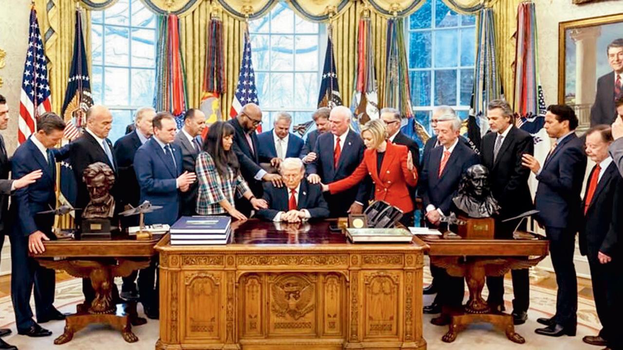 ટ્રમ્પની ઑફિસમાં અમેરિકાભરના લગભગ ૨૦ પાદરીઓ પહોંચ્યા હતા અને ટ્રમ્પને આશીર્વાદ આપ્યા હતા