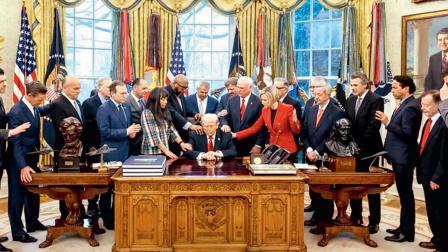 ટ્રમ્પની ઑફિસમાં અમેરિકાભરના લગભગ ૨૦ પાદરીઓ પહોંચ્યા હતા અને ટ્રમ્પને આશીર્વાદ આપ્યા હતા