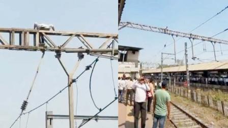 કલ્યાણ સ્ટેશનના ઓવરહેડ ઇક્વિપમેન્ટના થાંભલા પર ચડી ગયેલો માથાફરેલ પુરુષ.