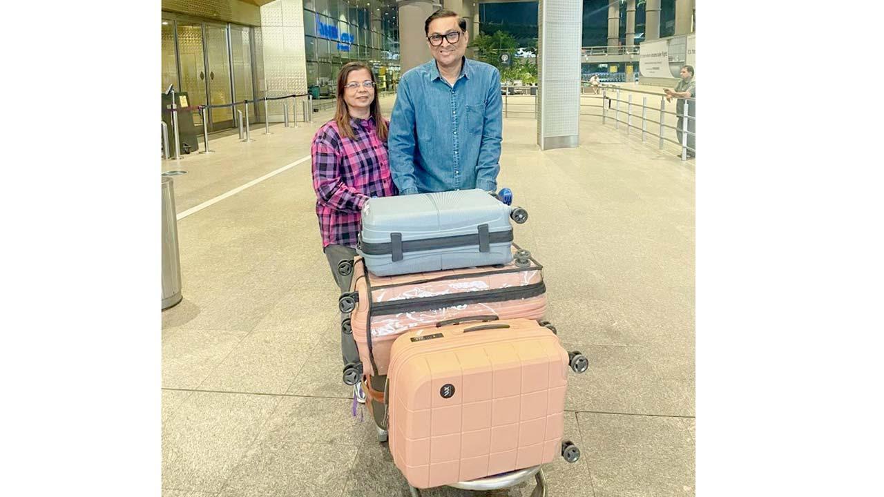 દુબઈથી મુંબઈ ઍરપોર્ટ પર ખુશમિજાજમાં પાછા ફરેલા મુંબઈનાં રાજેશ ગાલા અને તેમનાં પત્ની દીપા ગાલા. 