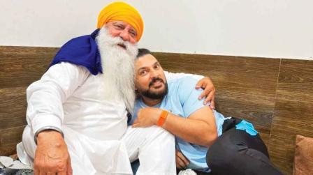 યોગરાજ સિંહની ૬૮મી વર્ષગાંઠ પર યુવરાજ સિંહે પપ્પાના ઘરે કરી હતી સરપ્રાઇઝ વિઝિટ.