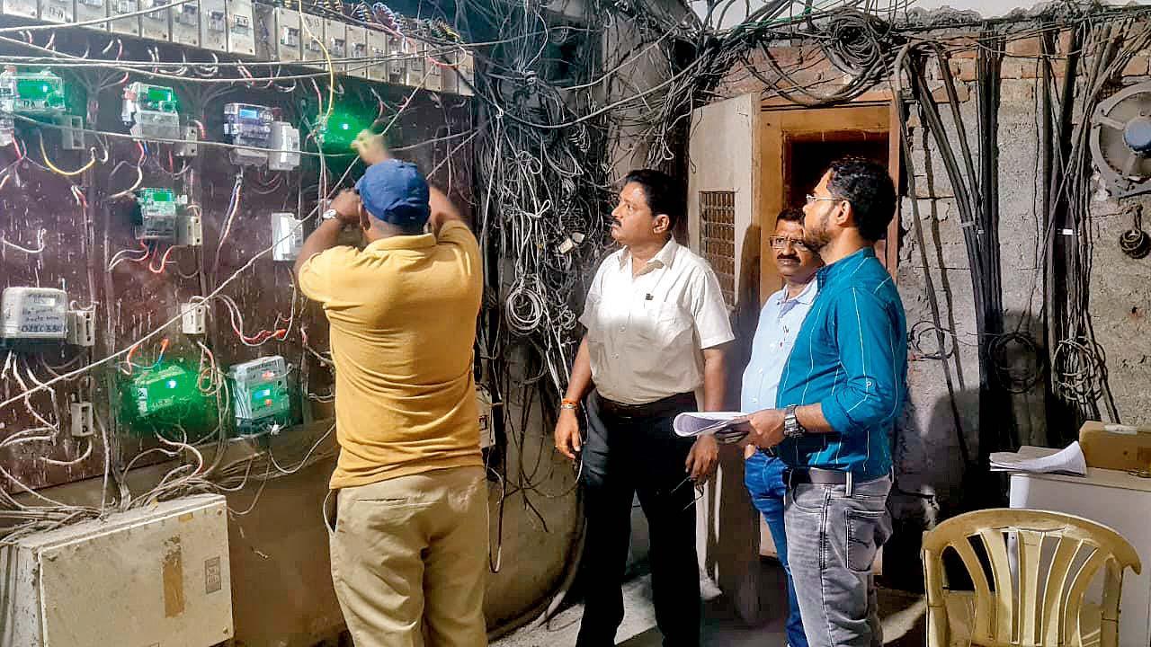 થાણેના કોપરી વિસ્તારમાં MSEDCLના અધિકારીઓ દ્વારા કરવામાં આવેલી કાર્યવાહી