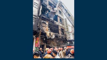 બીજા અને ત્રીજા માળ પર લોકો રહેતા હતા. ચોથા માળ પર ટિનનો શેડ લાગ્યો હતો. ત્યાં સુધી આગની જ્વાળાઓ ફેલાઈ ગઈ હતી.