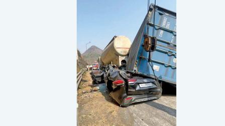 કન્ટેનર કાર પર પડતાં આખી કાર કચડાઈ ગયેલી દેખાય છે.