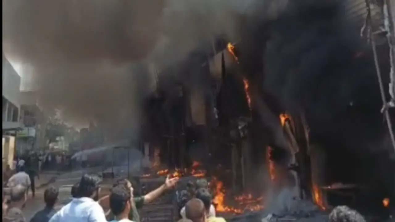 આગ બુઝાવવાની કામગીરી ચાલી રહી છે. (તસવીર- વિડિઓગ્રેબ)