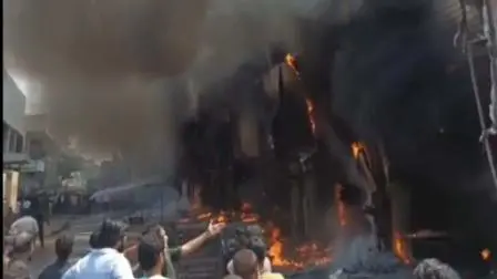 આગ બુઝાવવાની કામગીરી ચાલી રહી છે. (તસવીર- વિડિઓગ્રેબ)