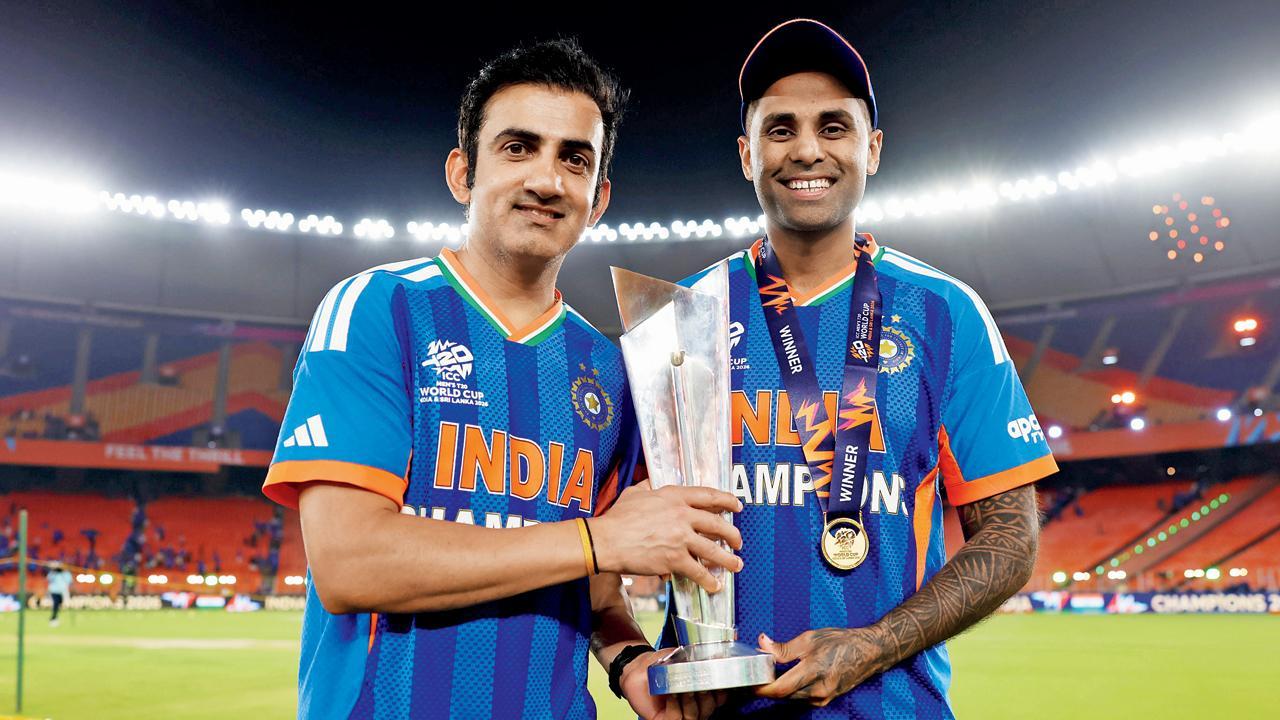 હેડ કોચ ગૌતમ ગંભીર અને કૅપ્ટન સૂર્યાએ ટ્રોફી સાથે પોઝ આપ્યો હતો