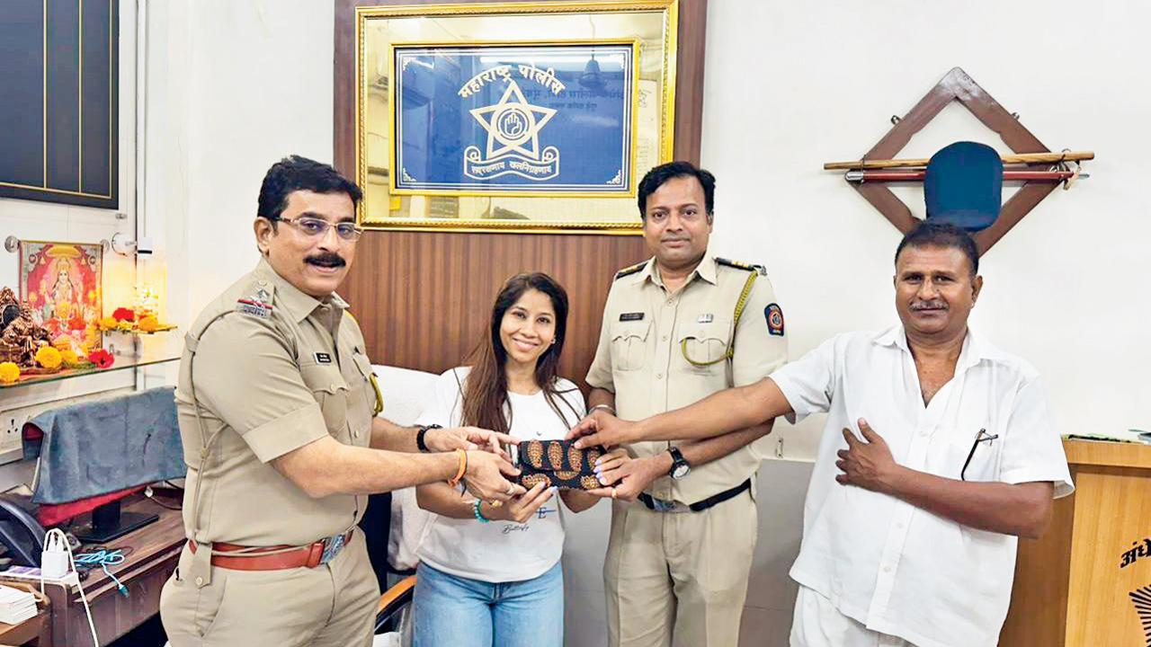 રૂપલ દોશીને ખોવાયેલું પર્સ પાછું આપતા પોલીસ-અધિકારીઓ અને રિક્ષા-ડ્રાઇવર