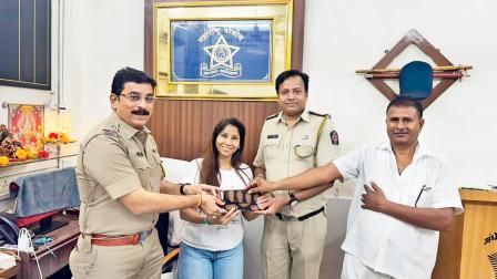 રૂપલ દોશીને ખોવાયેલું પર્સ પાછું આપતા પોલીસ-અધિકારીઓ અને રિક્ષા-ડ્રાઇવર