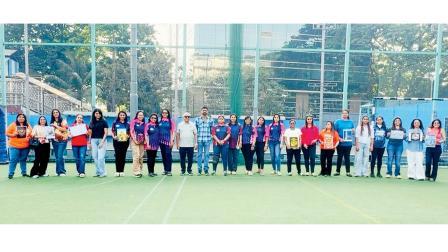 ઘાટકોપર જોલી જિમખાનાની ક્રિકેટ તથા મલ્ટિ-ટર્ફ સબ-કમિટીના ઇન્ચાર્જ નિશીથ ગોળવાલા તેમ જ લેડીઝ ક્રિકેટ સબ-કમિટી અને મલ્ટિ-ટર્ફ સબ-કમિટીના મેમ્બરો સાથે ટુર્નામેન્ટમાં ભાગ લઈ રહેલી ૧૬ ટીમોની કૅપ્ટનો.