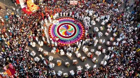 રંગોળી અને ઢોલ : મહારાષ્ટ્રની ભવ્ય સંસ્કૃતિ ઝળકી ભવ્ય રંગોળી સાથે ગિરગામના સ્વામી વિવેકાનંદ યુવા પ્રતિષ્ઠાનના સભ્યોએ ઢોલ-તાશાના તાલે જબરદસ્ત માહોલ બનાવ્યો હતો. સ્વામી સમર્થની મૂર્તિ ધરાવતા ટૅબ્લોએ લોકોનું ધ્યાન ખેંચ્યું હતું.