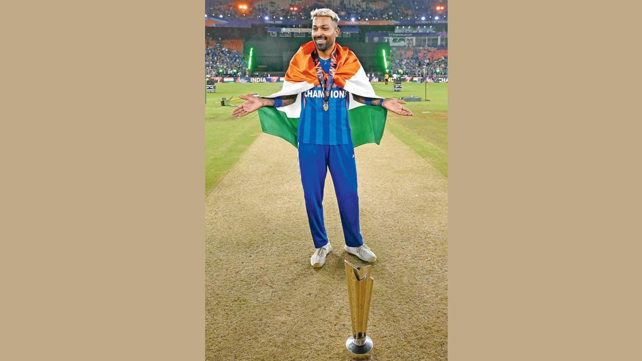 પિચ પર ટ્રોફી સાથે આઇકૉનિક પોઝ આપતો હાર્દિક પંડ્યા