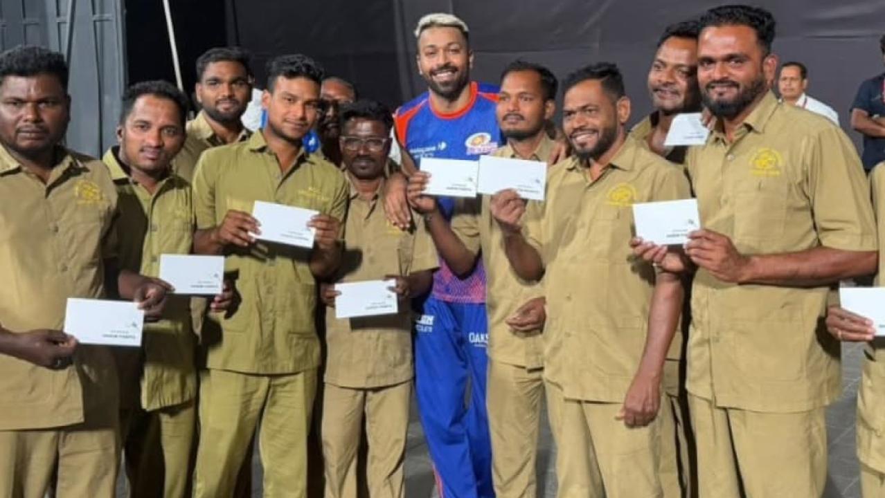 હાર્દિક પંડ્યાએ મુંબઈના વાનખેડે સ્ટેડિયમમાં કાર્યરત મુંબઈ ક્રિકેટ એસોસિએશનના ગ્રાઉન્ડ સ્ટાફના 10 થી 11 સભ્યોને રૂ. 10 લાખનો ચૅક આપ્યો