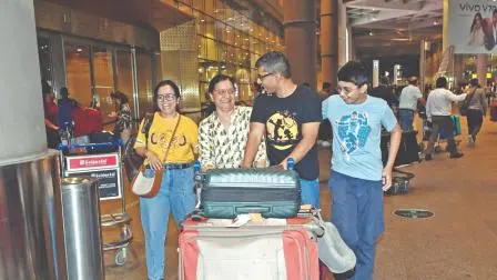 ગઈ કાલે મુંબઈ અૅરપોર્ટ પર આશા હવેલી (ડાબેથી બીજાં) તેમના પરિવારજનો સાથે.