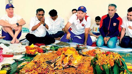 IPL 2026 પહેલાં ગઈ કાલે પંજાબ કિંગ્સે તેમના હોમ-ગ્રાઉન્ડ મુલ્લાપુર સ્ટેડિયમમાં ટીમની સફળતા માટે હવન-પૂજા રાખ્યાં હતાં. એમાં હેડ કોચ રિકી પૉન્ટિંગ, અસિસ્ટન્ટ કોચ બ્રૅડ હૅડિન, ‌સ્પિન બોલિંગ કોચ સાઈરાજ બહુતુલે વગેરે જોડાયા હતા. 