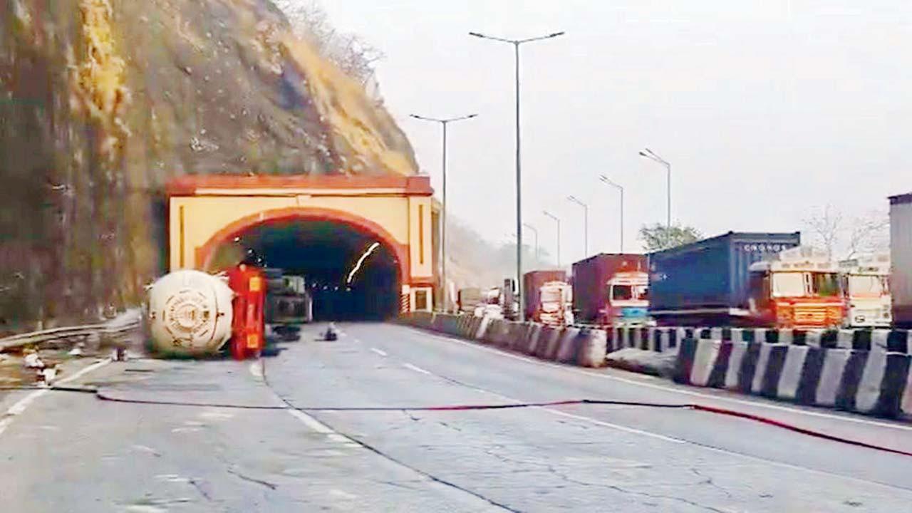 મુંબઈ-પુણે એક્સપ્રેસવે પર તાજેતરમાં ગૅસ-ટૅન્કરને થયેલ અકસ્માત