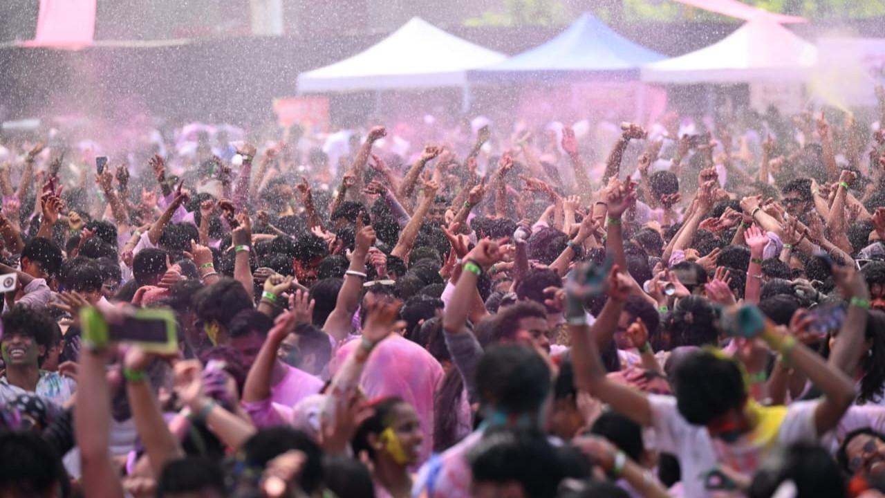 ધુળેટીના રંગમાં રંગાયા મુંબઈકર્સ! હષોલ્લાસ સાથે ઊજવ્યો રંગોનો તહેવાર, જુઓ તસવીરો