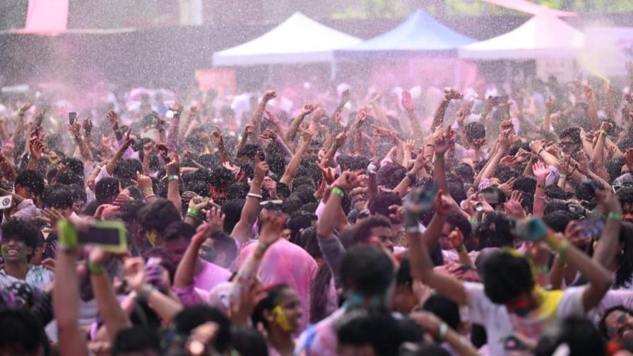 મલાડ (પશ્ચિમ)માં ‘હોળી સ્પ્લેશ સીઝન 7’માં હોળી ઉજવણીનો રંગબેરંગી માહોલ (તસવીર - સતેજ શિંદે)