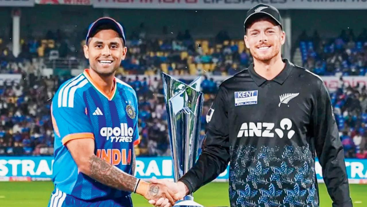 ગઈ કાલે નરેન્દ્ર મોદી સ્ટેડિયમમાં મેન્સ T20 2026 વર્લ્ડ કપ ટ્રોફી સાથે ભારતીય કૅપ્ટન સૂર્યકુમાર યાદવ અને ન્યુ ઝીલૅન્ડનો કૅપ્ટન મિચલ સૅન્ટનર.