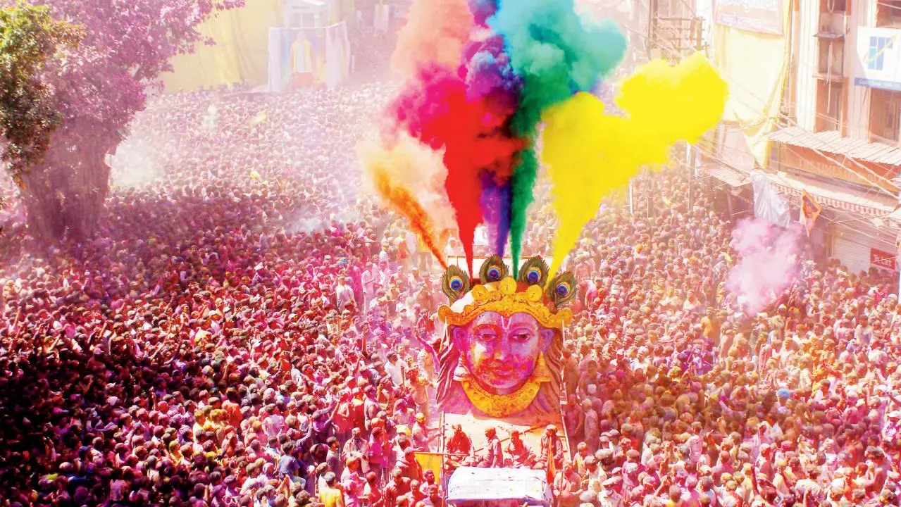 ઇન્દોરના આકાશમાં મિસાઇલોથી વેરાયા રંગો, નકલી હાથીની સૂંઢમાં ભરેલા રંગીન પાણીથી હજારો લોકોને કર્યા તરબોળ