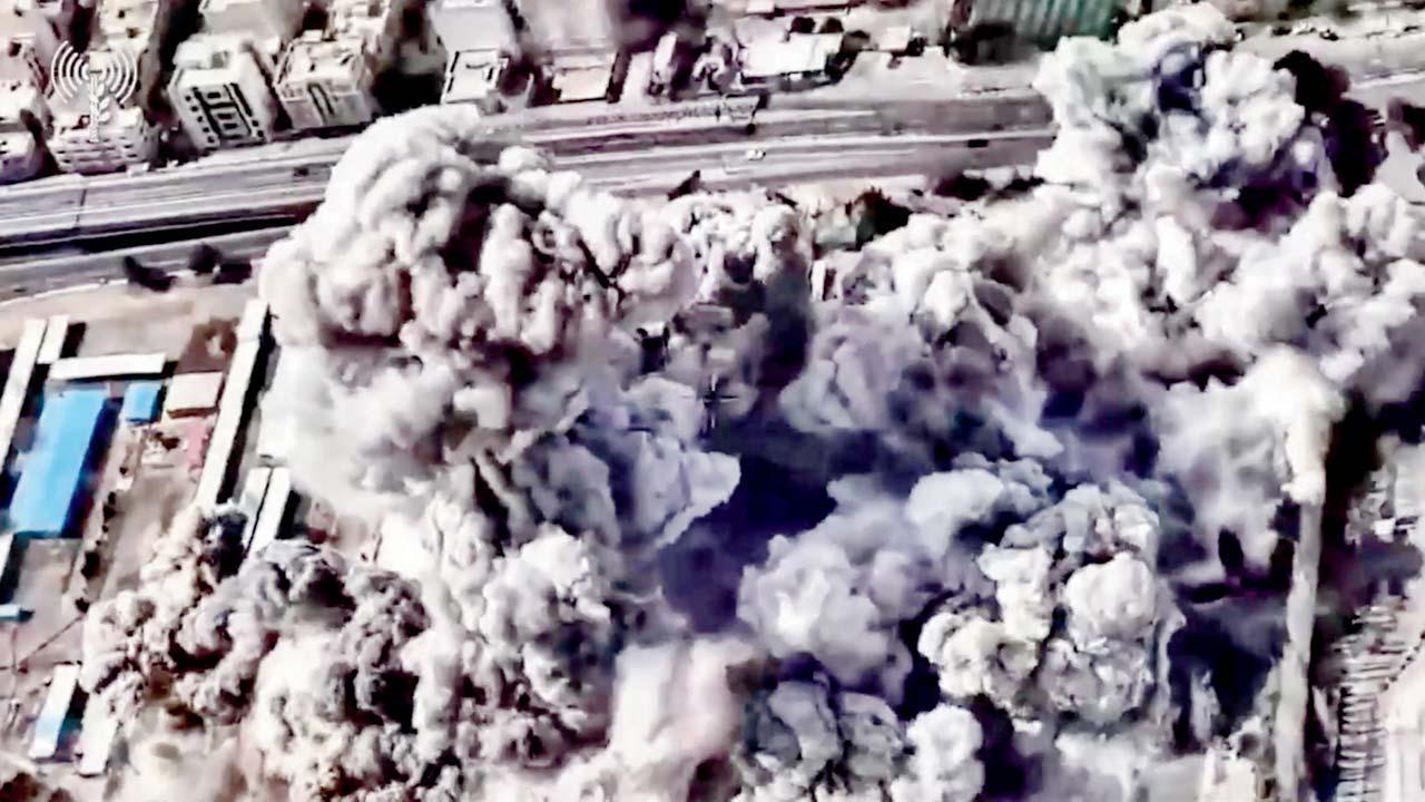 ૨૮ ફેબ્રુઆરીએ સવારે ૯.૪૦ વાગ્યે તેહરાનની ઑફિસ પર થયેલા બૉમ્બમારામાં અલી ખામેનેઈ સહિત ટોચના ઈરાનના નેતાઓ મૃત્યુ પામ્યા હતા.